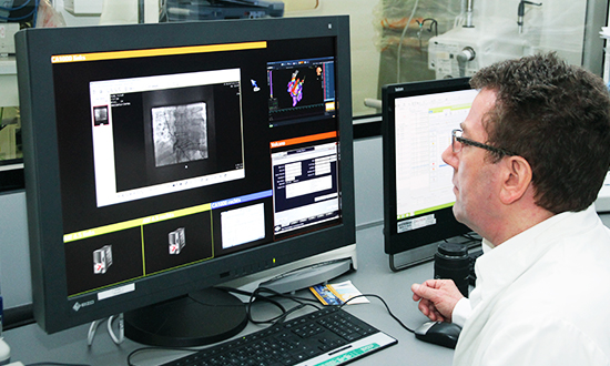 Prof. Dr. Christian Butter in front of an EIZO RadiForce RX440 (4 MP, 30" diagnosis monitor) in the HKL3 laboratory.